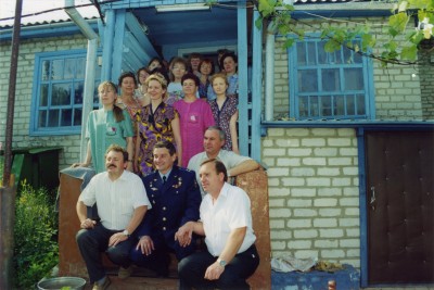 Космонавты возле дома 1997г.jpg